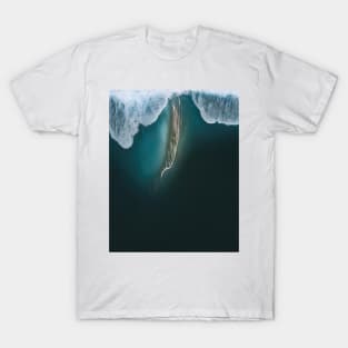 Minimalist surreal glowing wave hitting a dark beach – Landscape Photography T-Shirt